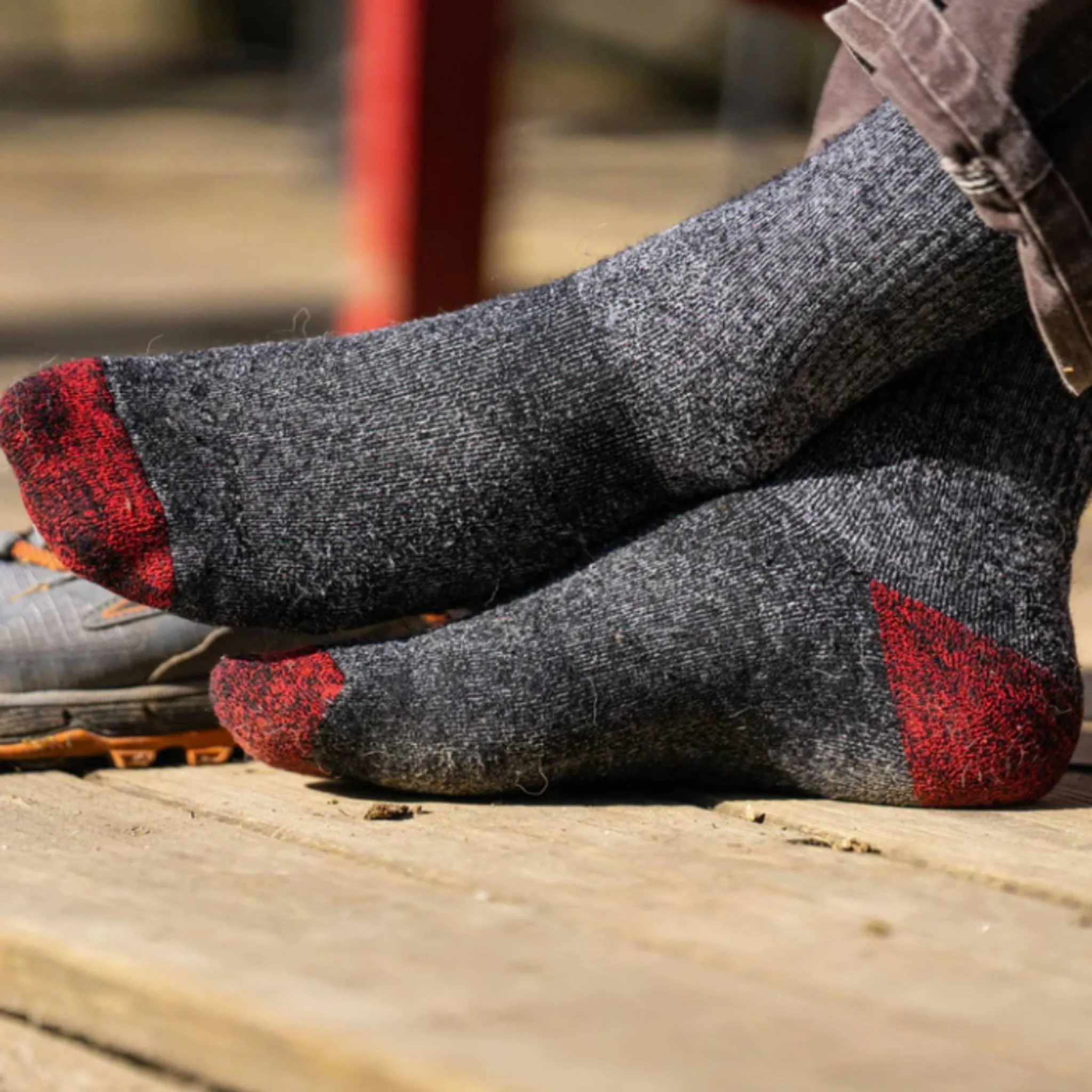 Darn Tough Vermont Men's Mountaineering Over The Calf Heavyweight Hiking Sock - Smoke - Image 3
