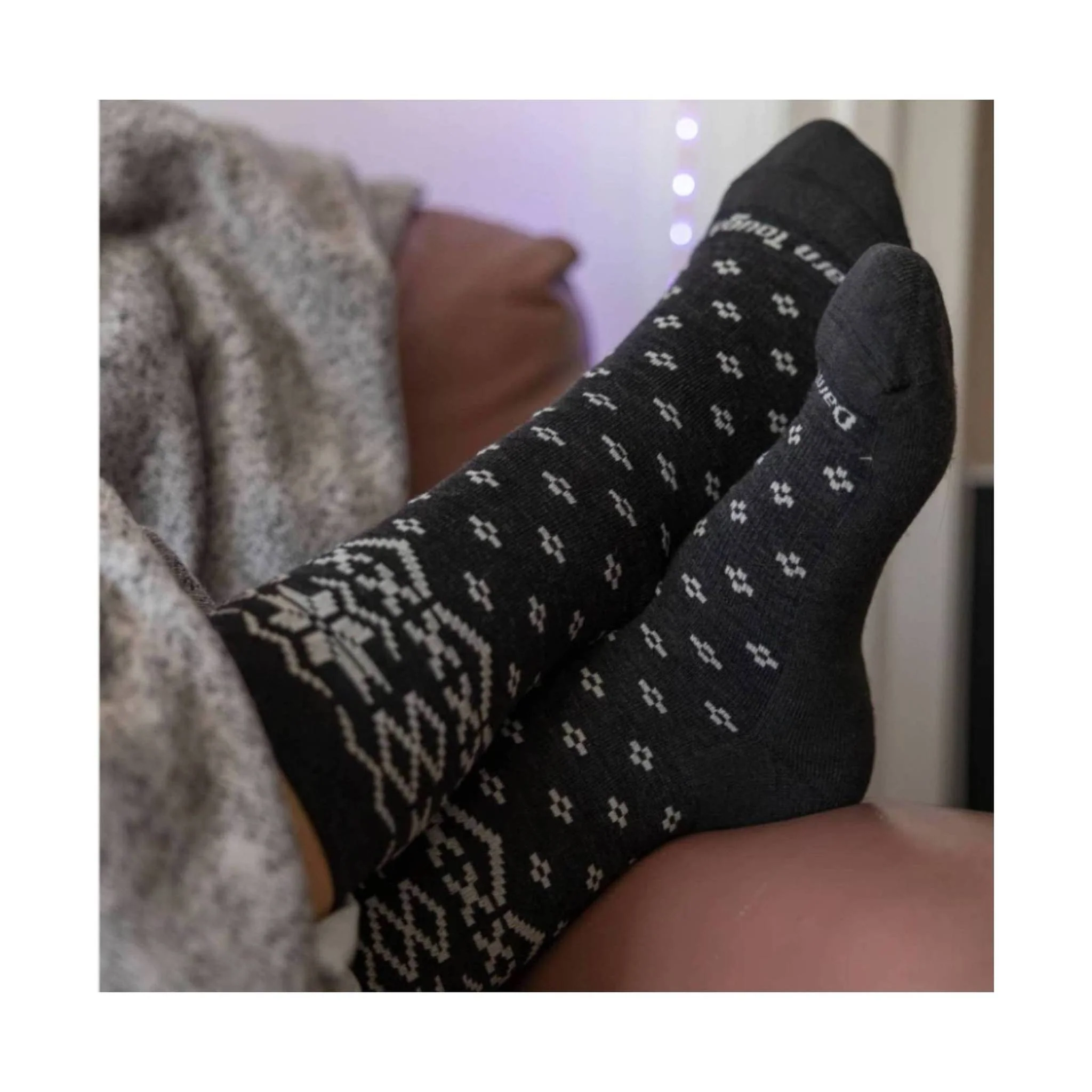 Darn Tough Vermont Women's Shetland Crew Lightweight Lifestyle Sock - Charcoal - Image 2