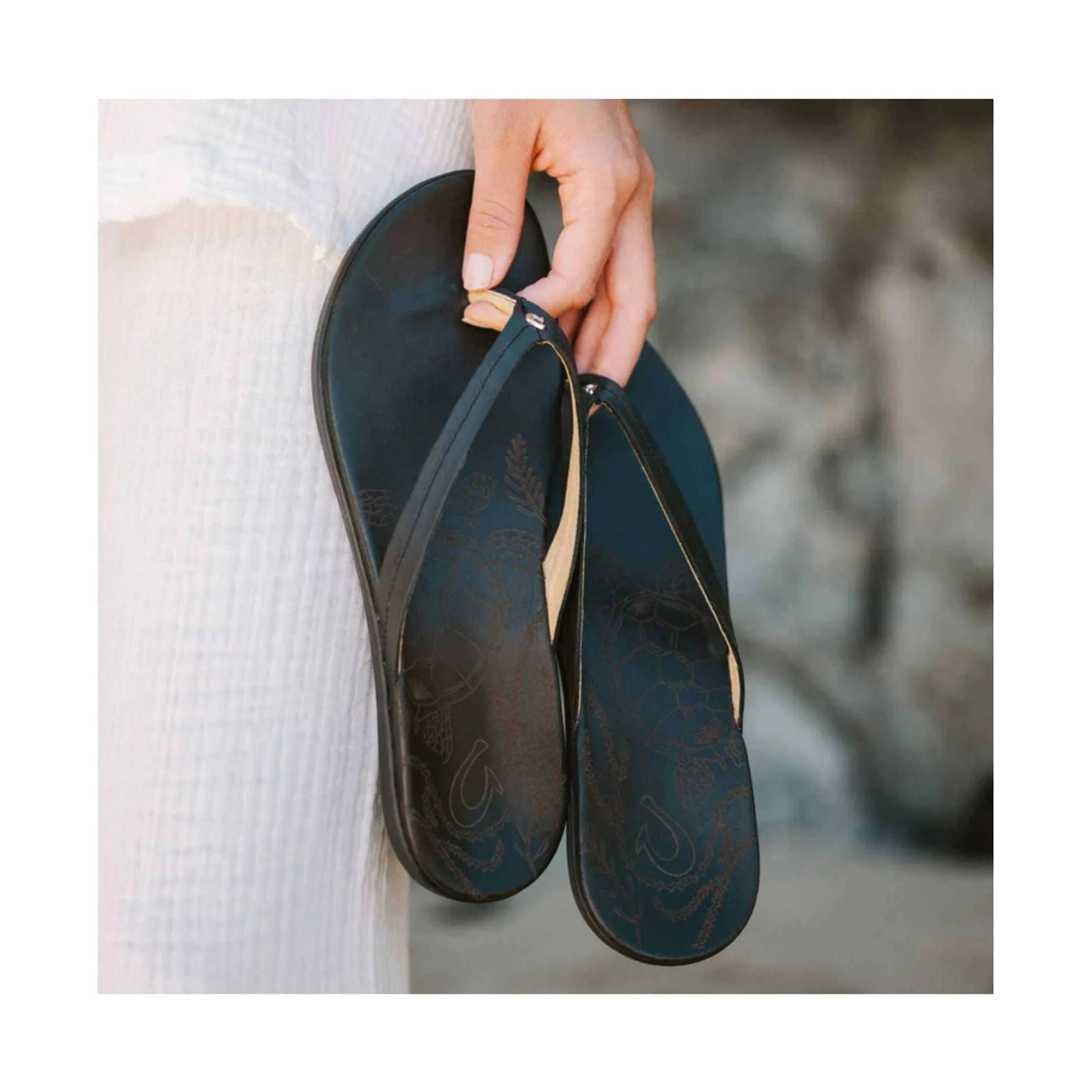 OluKai Women's Honu Leather Beach Sandals - Black - Image 5